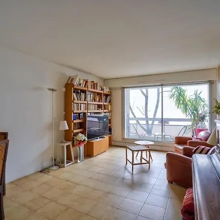 Nice And Bright 3 Bedroom Flat