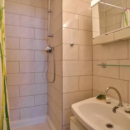Nice And Bright 3 Bedroom Flat *